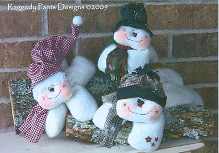 A little bit of Warm-n-Natural and a few fabric scraps are all you need to whip up these darling laying snowmen in 3 sizes – 7”, 9” and 12”.